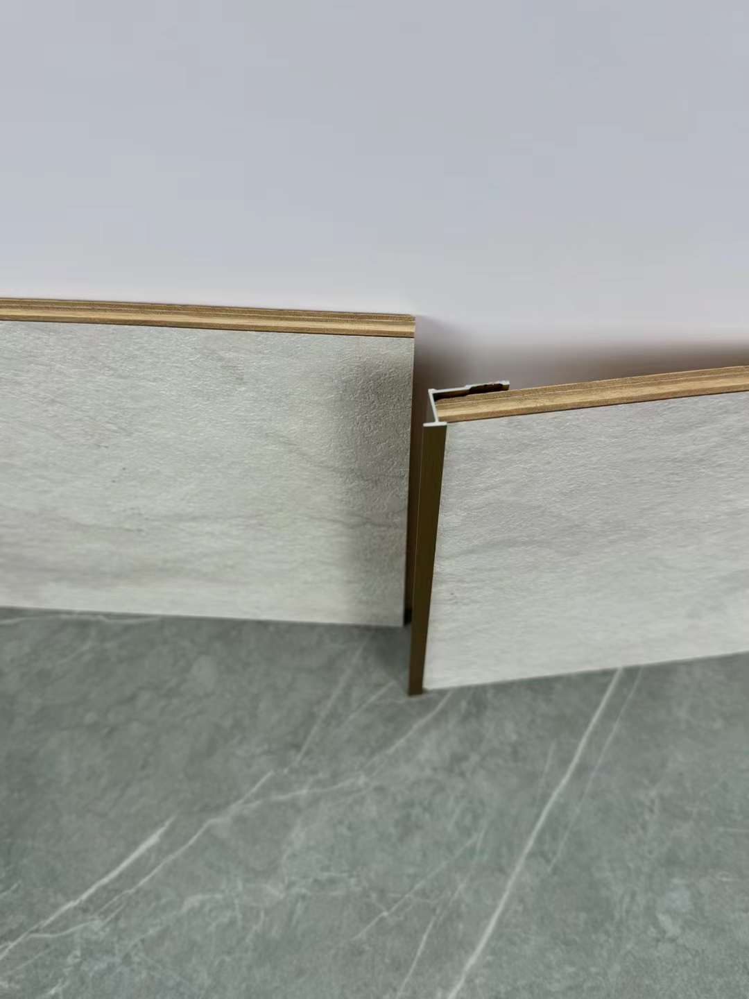 Aluminum joint for floor annd wall