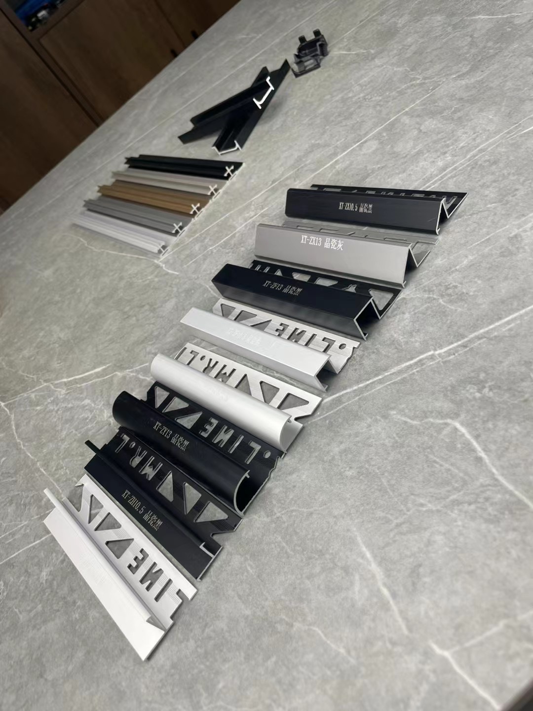 Aluminum corner profiles for wall panel