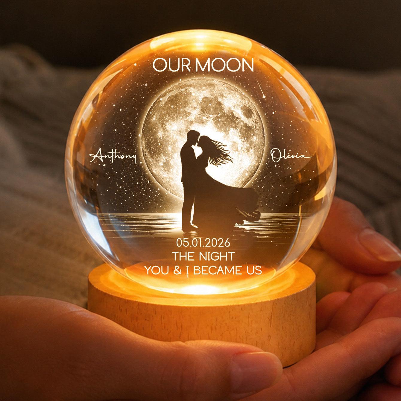Pareja En Fase Lunar Besándose Bajo La Luz De La Luna – Luz Nocturna LED Con Bola De Cristal Personalizada – Regalo De Recuerdo Romántico Para Esposo, Esposa Y Parejas - mymoonlampes