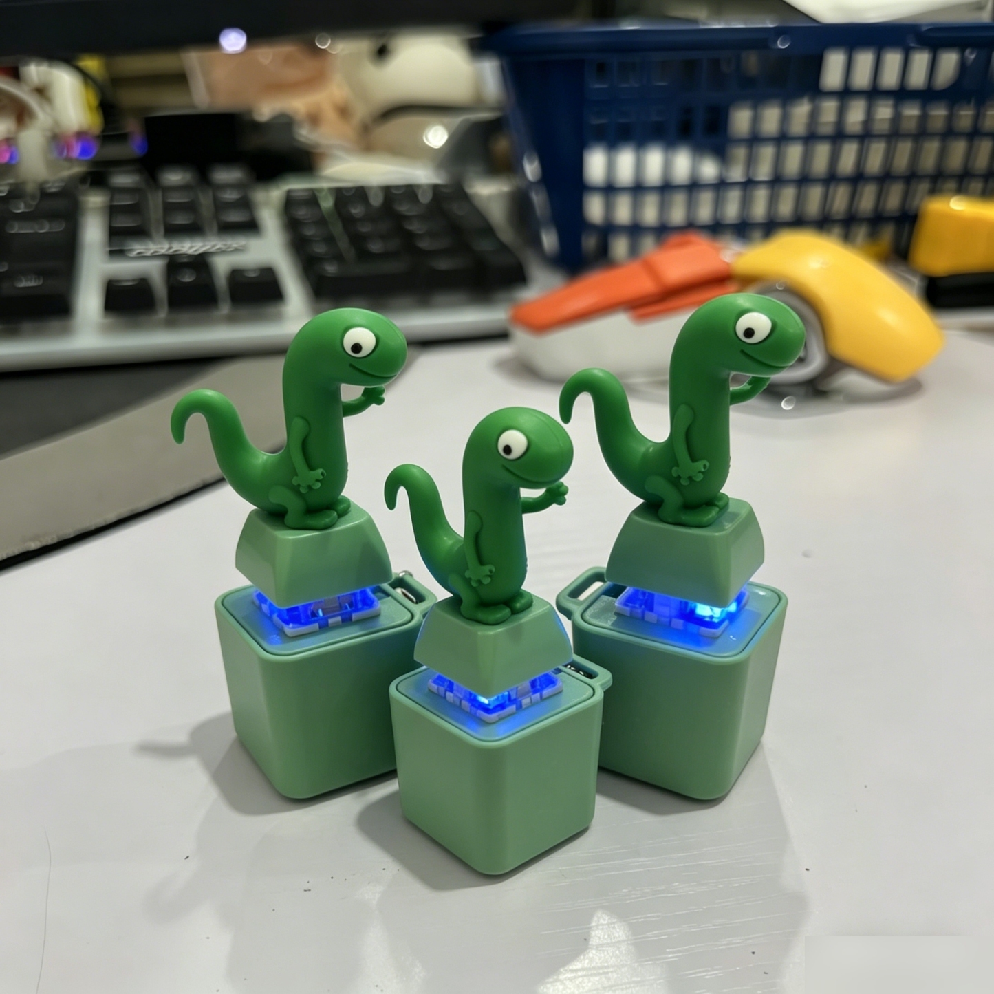 Funny Lizard Sound Keychain Stress Relief Squeeze Toy Button Press Noise Maker Cute Novelty Keychain Bag Charm Gift for Students