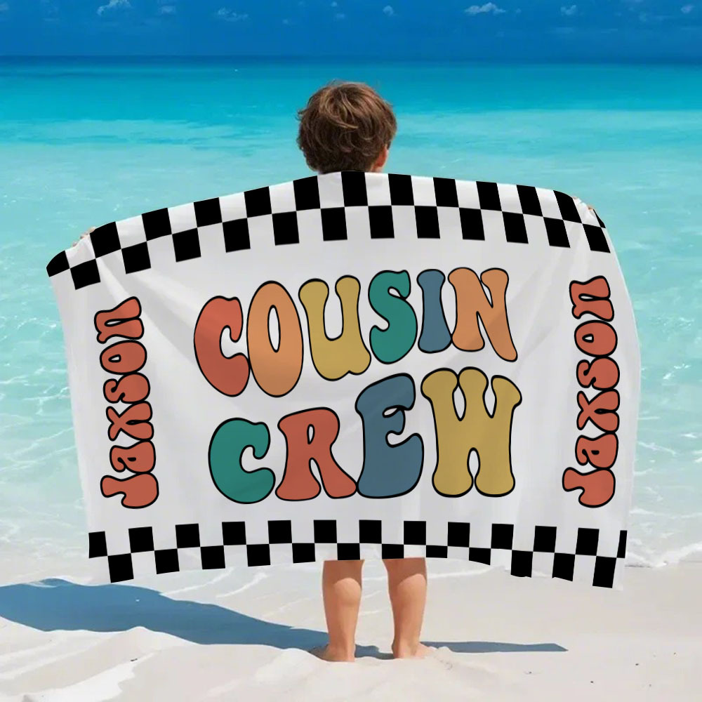 Personalisiertes Cousin Crew Strandtuch, Benutzerdefinierter Name Pool Badetuch, Cousin Familientreffen Geschenk, Retro Kariertes Strandtuch, Cousin Crew Strandtuch - dephotoblanket