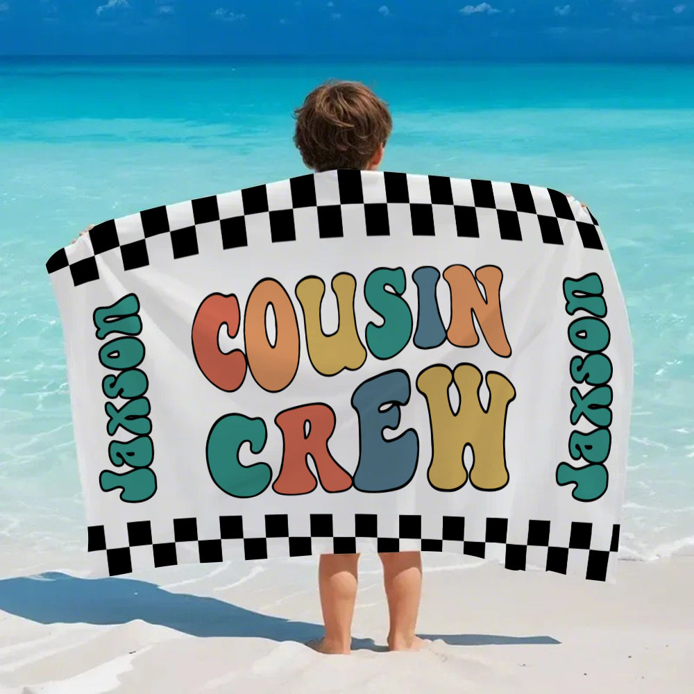 Personalisiertes Cousin Crew Strandtuch, Benutzerdefinierter Name Pool Badetuch, Cousin Familientreffen Geschenk, Retro Kariertes Strandtuch, Cousin Crew Strandtuch - dephotoblanket