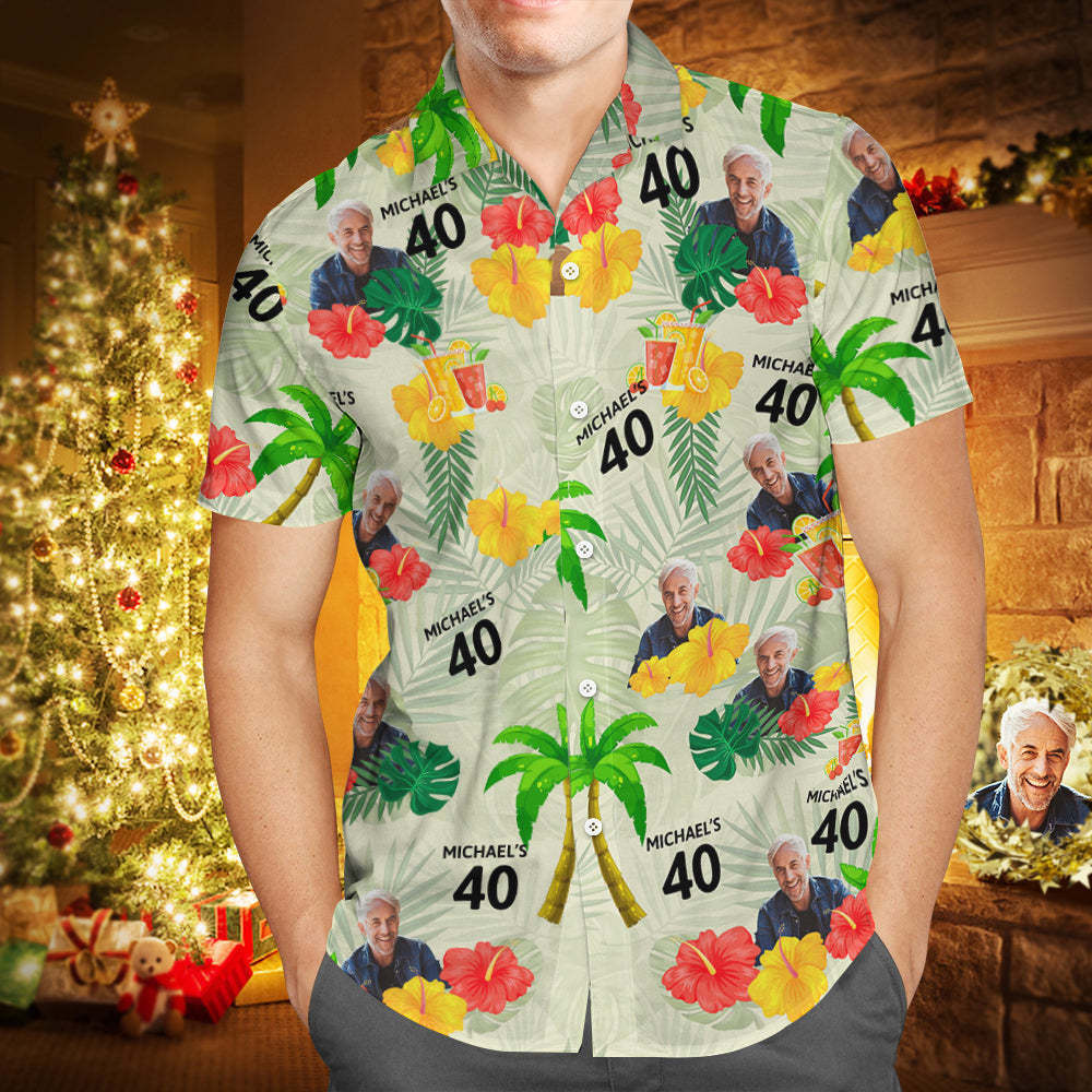 Benutzerdefiniertes rosa Hawaii-Hemd mit Datum und Namen, Geburtstagsgesicht, rote Blume und Kokosnussbaum-Hawaii-Hemd - dephotoblanket