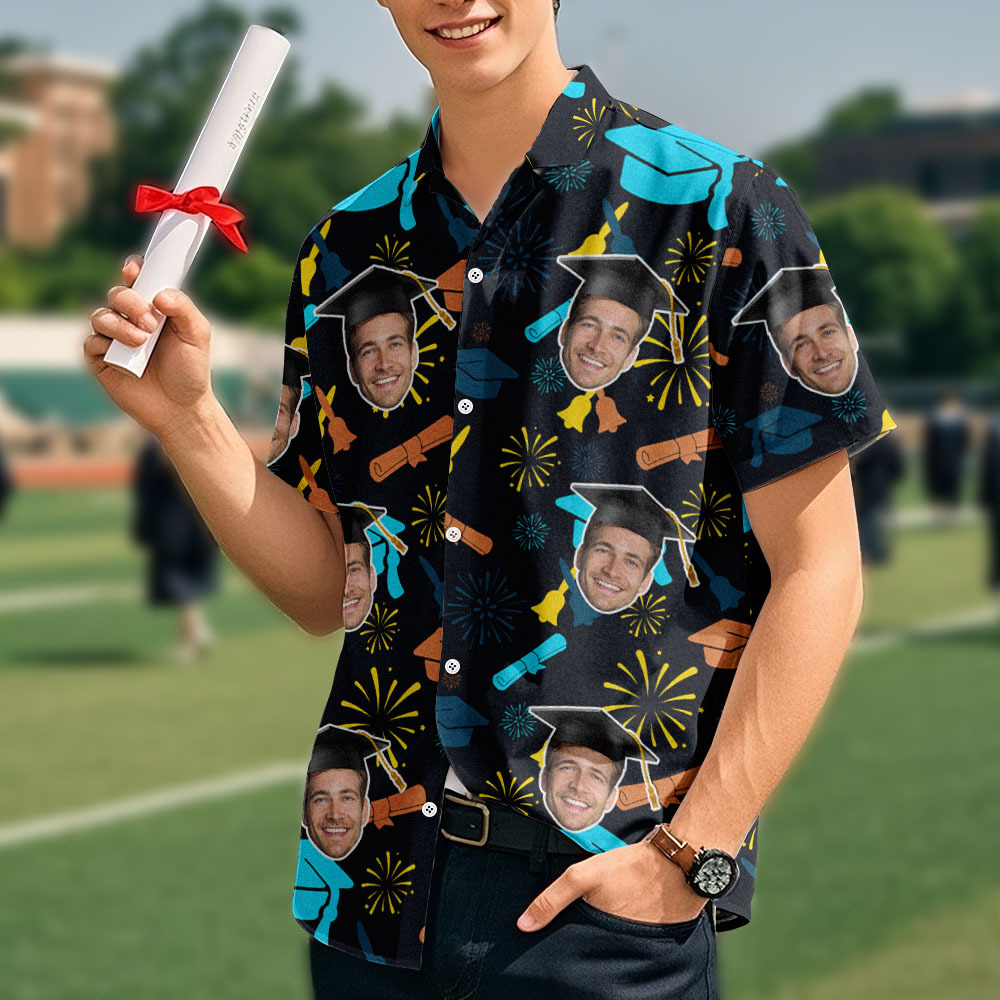 Maßgeschneidertes Abschluss-Hawaii-Hemd mit Feuerwerk und Mützen-Design mit Gesichtsfoto - dephotoblanket