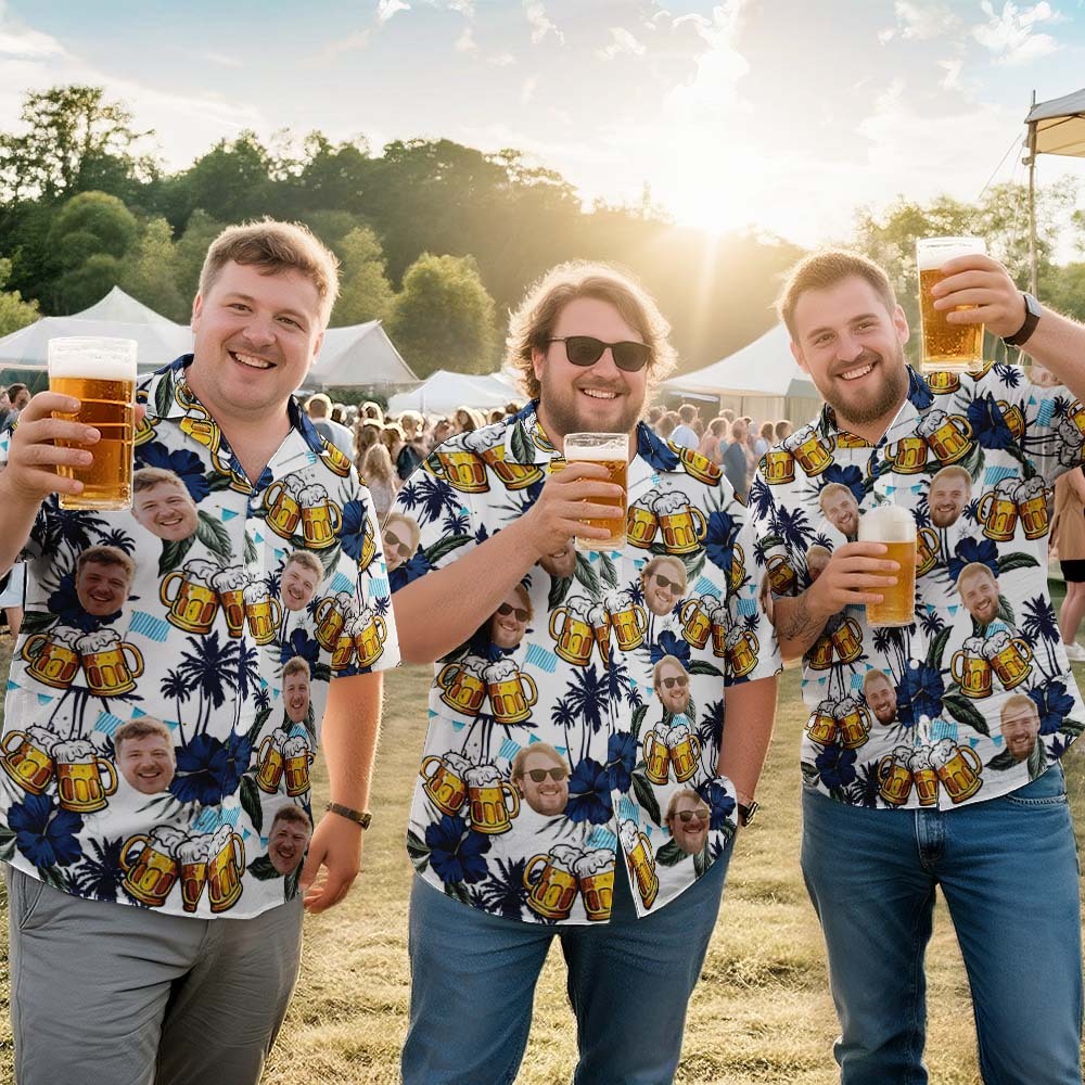 Bierkrug mit individuellem Gesicht und tropisches Hibiskus-Shirt. Personalisiertes Party-Shirt für Bierliebhaber, Grillabende und Strandurlaube - dephotoblanket