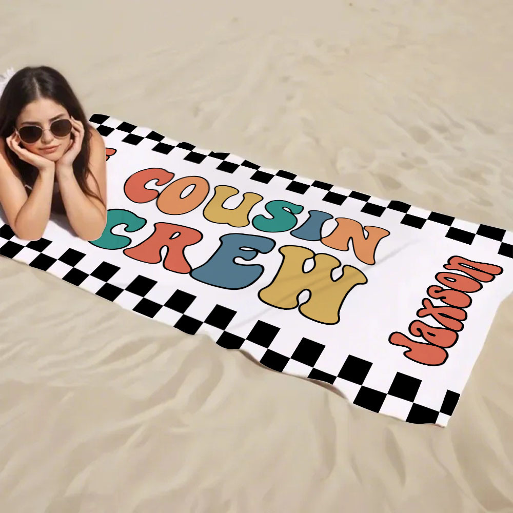 Personalisiertes Cousin Crew Strandtuch, Benutzerdefinierter Name Pool Badetuch, Cousin Familientreffen Geschenk, Retro Kariertes Strandtuch, Cousin Crew Strandtuch - dephotoblanket