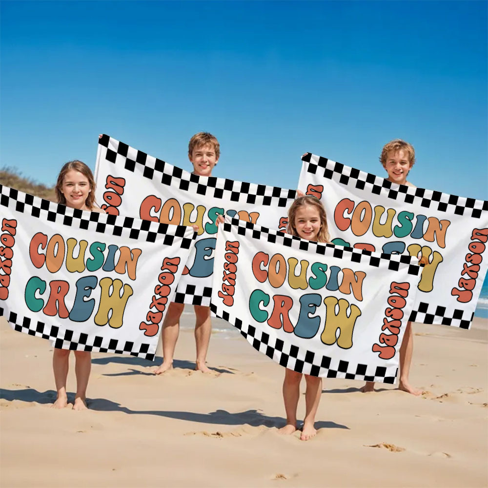 Personalisiertes Cousin Crew Strandtuch, Benutzerdefinierter Name Pool Badetuch, Cousin Familientreffen Geschenk, Retro Kariertes Strandtuch, Cousin Crew Strandtuch - dephotoblanket