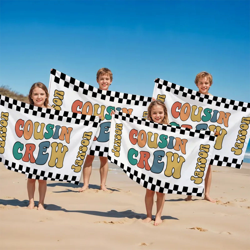 Personalisiertes Cousin Crew Strandtuch, Benutzerdefinierter Name Pool Badetuch, Cousin Familientreffen Geschenk, Retro Kariertes Strandtuch, Cousin Crew Strandtuch - dephotoblanket