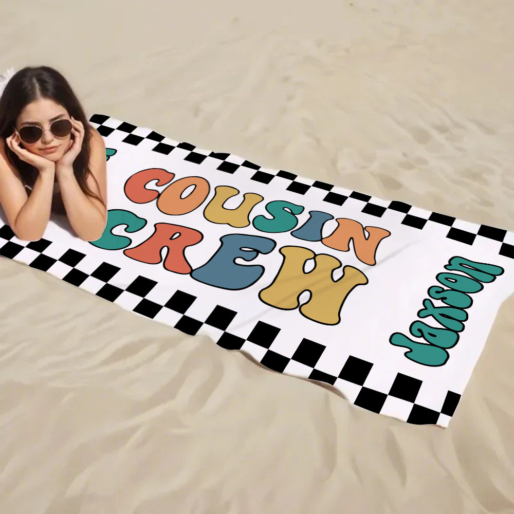 Personalisiertes Cousin Crew Strandtuch, Benutzerdefinierter Name Pool Badetuch, Cousin Familientreffen Geschenk, Retro Kariertes Strandtuch, Cousin Crew Strandtuch - dephotoblanket