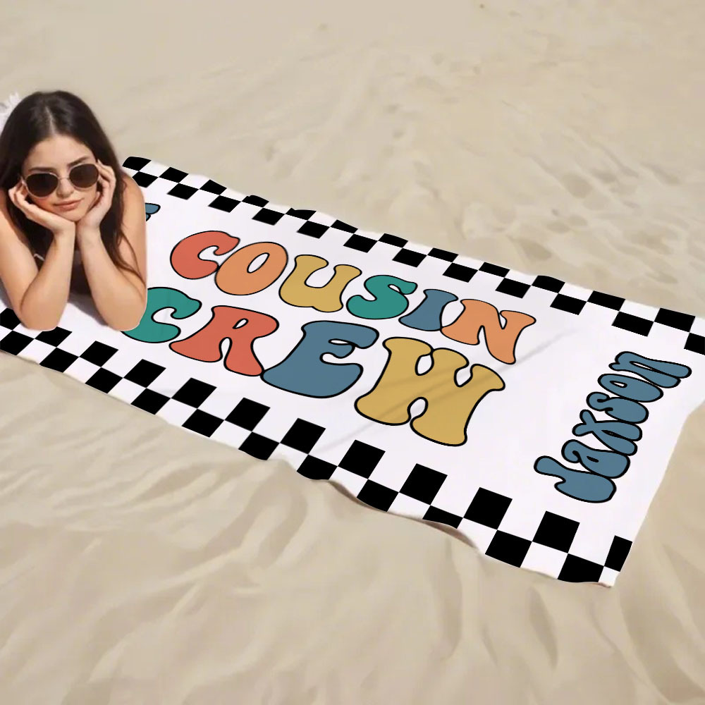 Personalisiertes Cousin Crew Strandtuch, Benutzerdefinierter Name Pool Badetuch, Cousin Familientreffen Geschenk, Retro Kariertes Strandtuch, Cousin Crew Strandtuch - dephotoblanket