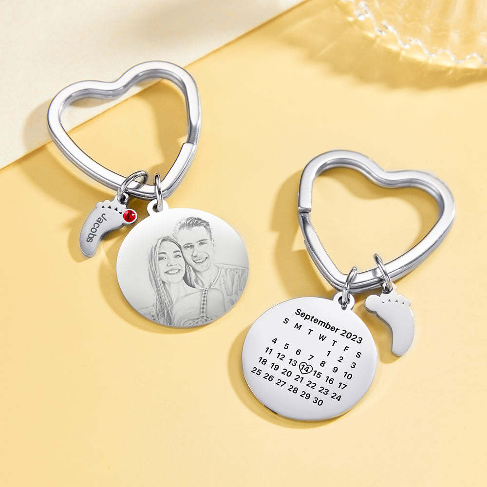 Personalisierter Fotokalender-schlüsselanhänger Mit Babyfüße-anhänger. Der Personalisierte Kalender Ist Das Perfekte, Herzliche Geschenk - dephotoblanket