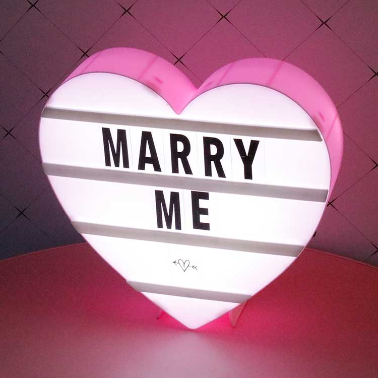 Modernes, Minimalistisches Nachtlicht Mit Austauschbaren Buchstabenplatten Und Geometrischem Design. Anpassbare Diy-atmosphärenlampe Zum Valentinstag.