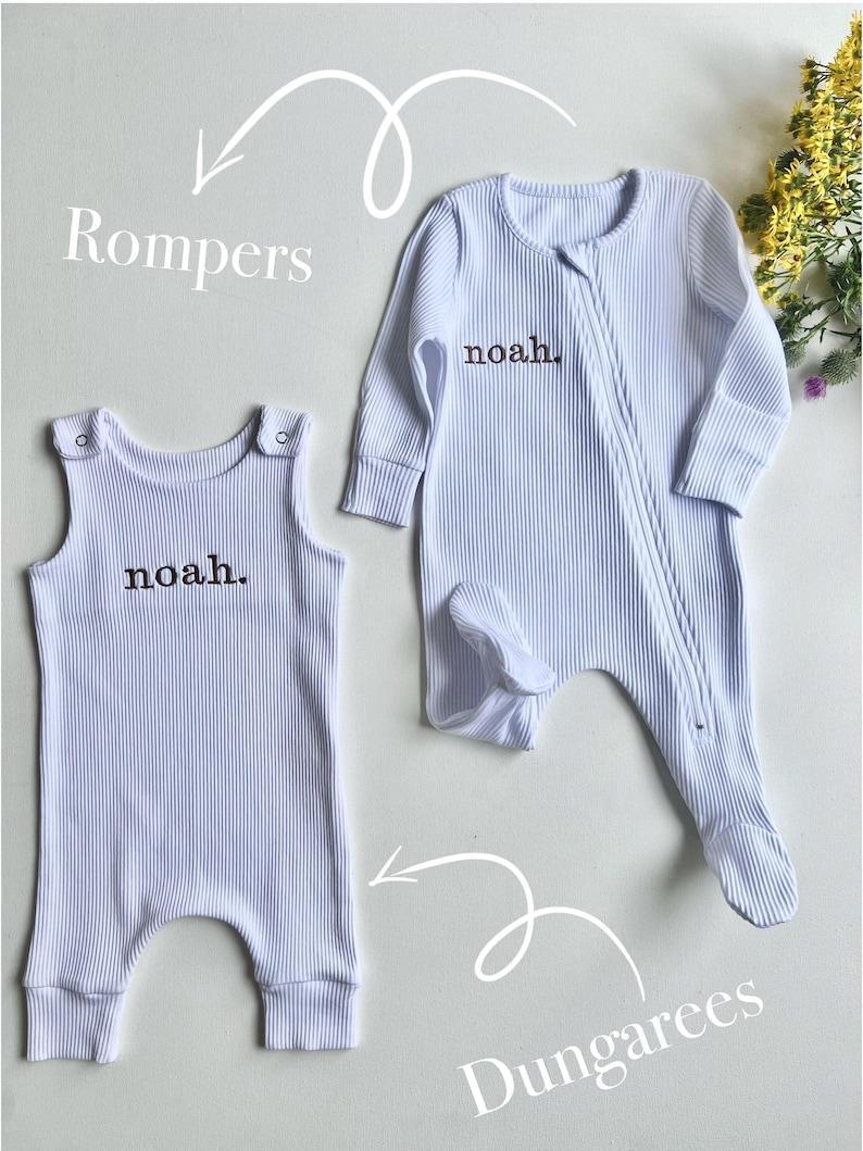 Personalisieren Sie Den Baby-geschenk-latzhose-strampler | Bestickte Baby-overalls. Individuelles Geburtstagsgeschenk Für Jungen Oder Mädchen. Personalisiertes Geschenk Für Neugeborene