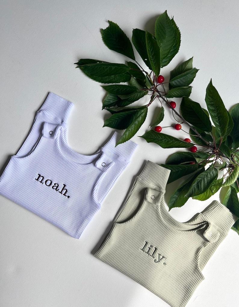 Personalisieren Sie Den Baby-geschenk-latzhose-strampler | Bestickte Baby-overalls. Individuelles Geburtstagsgeschenk Für Jungen Oder Mädchen. Personalisiertes Geschenk Für Neugeborene