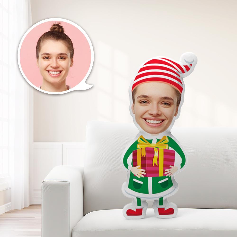 Coussin Minime Personnalisé Avec Un Lutin De Noël Tenant Une Boîte Cadeau. Peluche Minime Unique Et Personnalisée. Offrez À Votre Enfant Le Cadeau Le Plus Précieux. - MaPhotocaleconFr