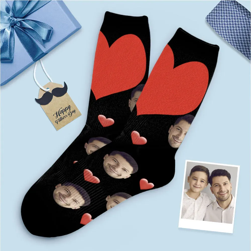 Chaussettes en forme de coeur dans des photos de chaussettes personnalisées cadeaux pour papa