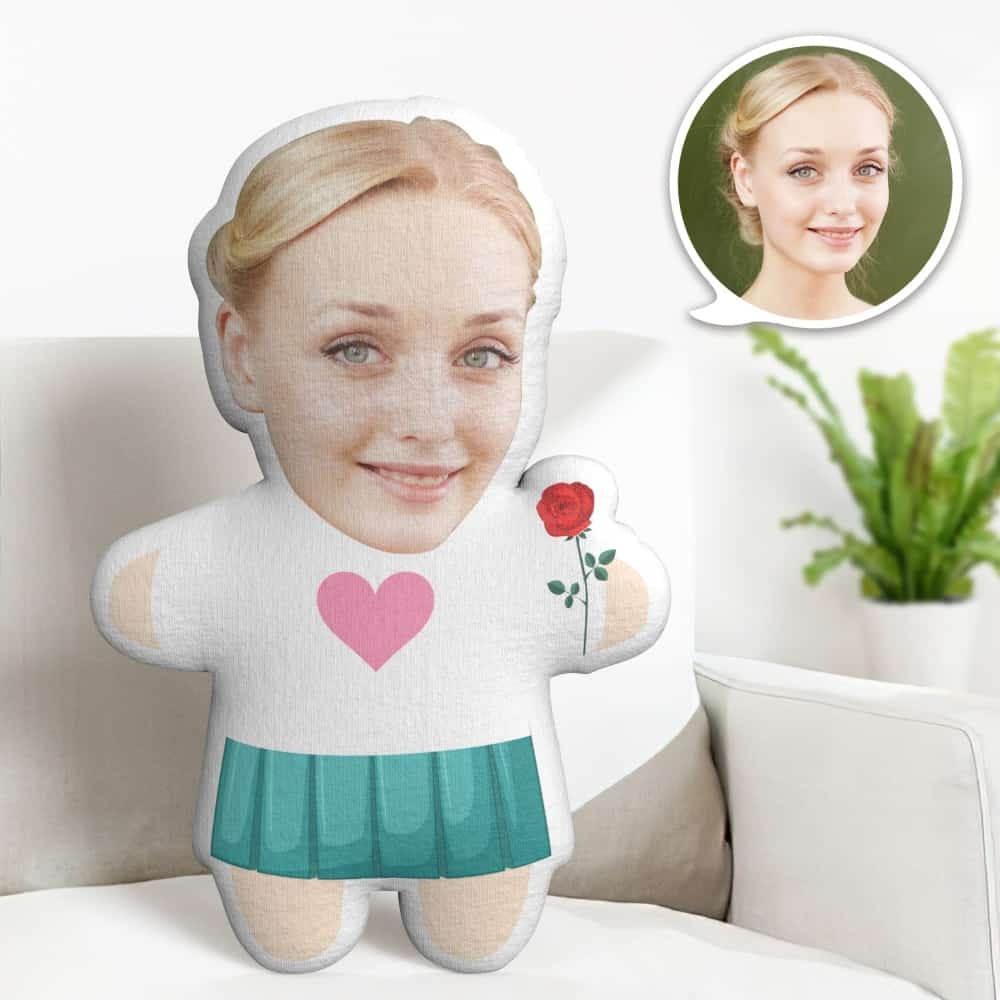 Coussin Visage Personnalisé Pour La Saint-valentin, Poupée Avec Visage De Femme Dessinée Tenant Une Rose Dans Une Main, Le Cadeau Idéal Pour Votre Amoureux/amoureuse - MaPhotocaleconFr