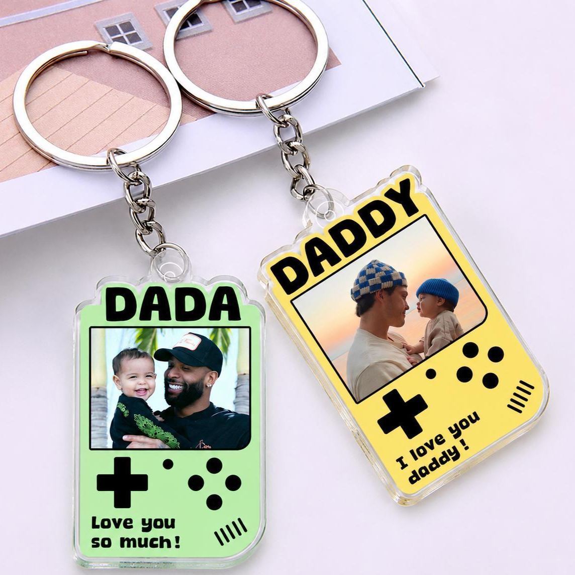 Porte-clés photo de console de jeu rétro personnalisé pour papa – Porte-clés acrylique personnalisé à partir d’une photo, cadeau de fête des pères pour papa, souvenir de style joueur mignon - MaPhotocaleconFr