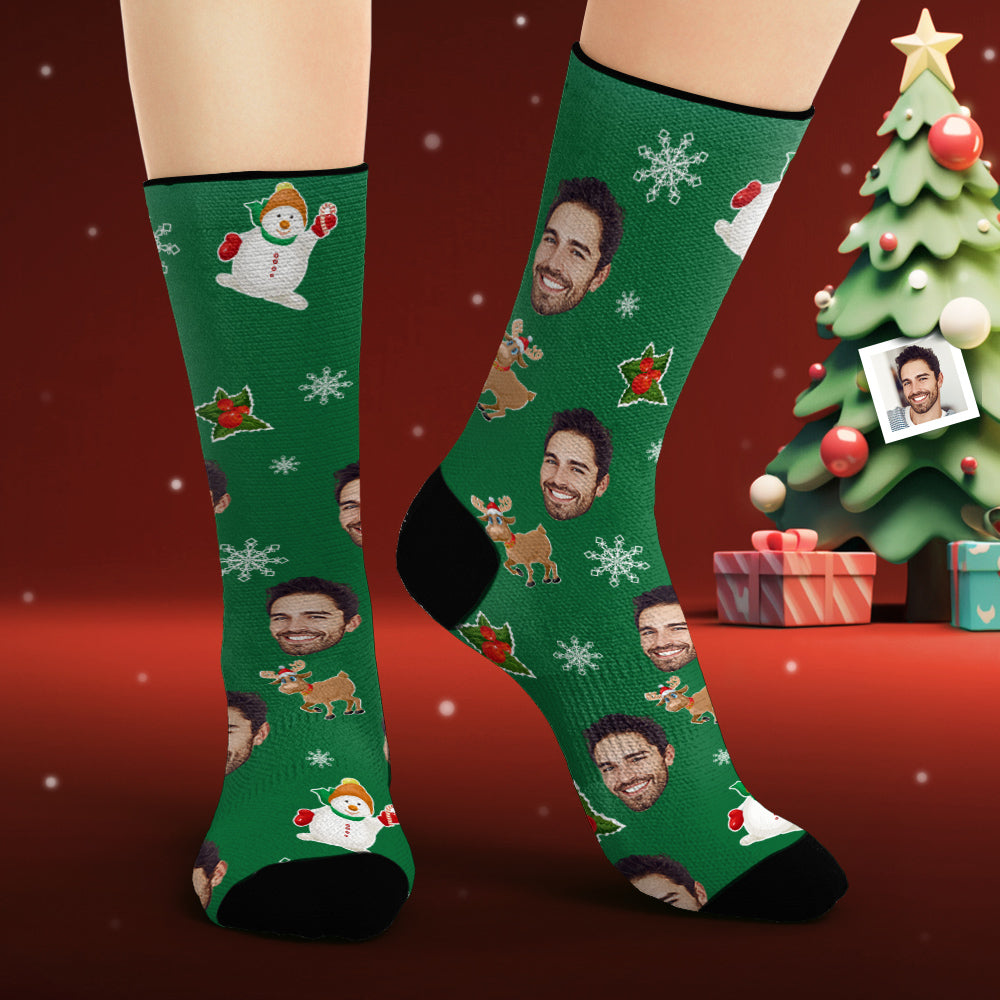 Benutzerdefinierte Gesichtssocken, Personalisiertes Foto, Grüne Socken, Niedliche Weihnachtselemente, Weihnachtsgeschenke - DePhotoBoxer
