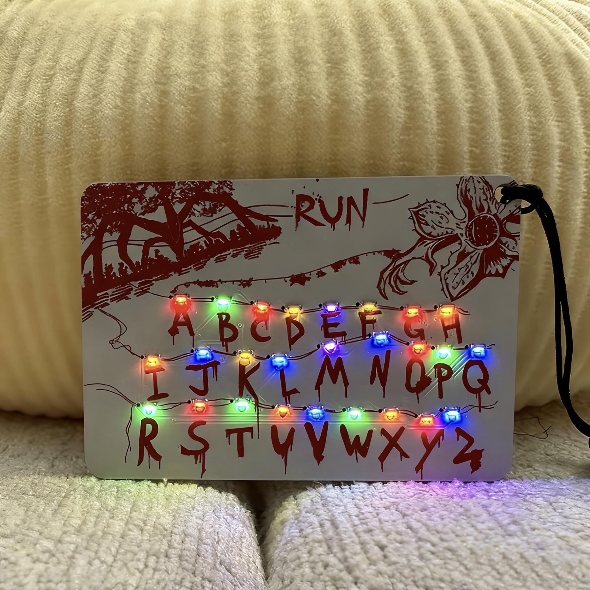 Vintage Mystery A–z Leuchttafel | Wandbehang & Kühlschrankmagnet | Dekorative Led-anzeige Mit Ein-knopf-bedienung