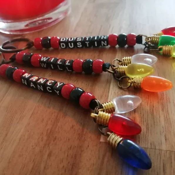 Personalisierter Retro-lichterketten-schlüsselanhänger Mit Namen | Neon-inspirierter 80er-jahre-anhänger Mit Perlen | Accessoire Mit Individuellem Namen - DePhotoBoxer