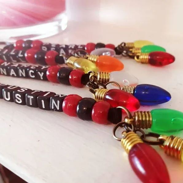 Personalisierter Retro-lichterketten-schlüsselanhänger Mit Namen | Neon-inspirierter 80er-jahre-anhänger Mit Perlen | Accessoire Mit Individuellem Namen - DePhotoBoxer