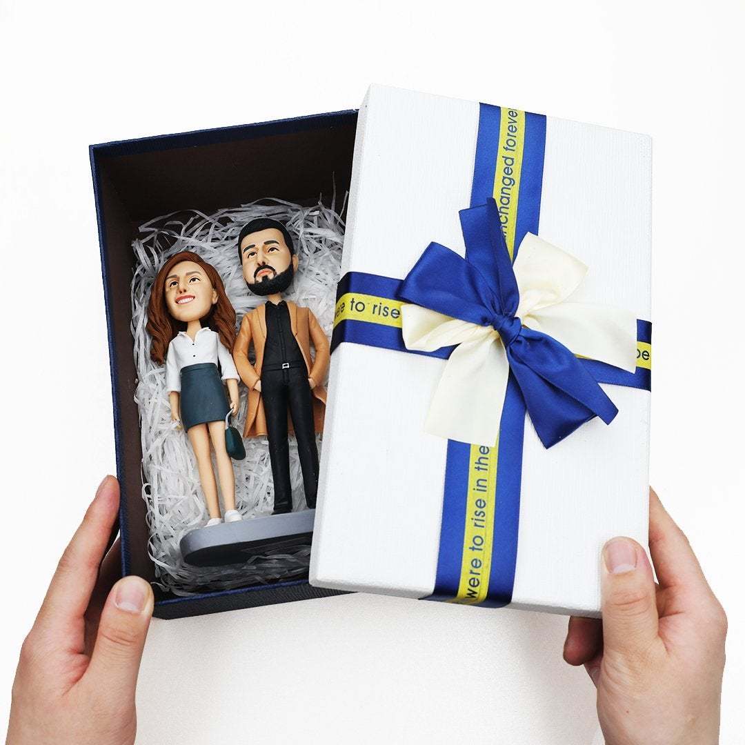 Hochzeitspaar, Weißes Hochzeitskleid, Schwarzer Anzug, Individueller Wackelkopf Mit Graviertem Text - meinemondlampe