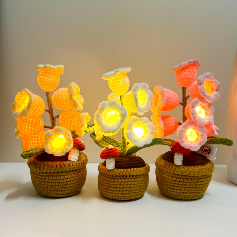 Gehäkeltes Maiglöckchen Mit Led-beleuchtung – Leuchtende Topfblume Aus Strickgarn Für Stimmungsvolles Wohnambiente - meinemondlampe