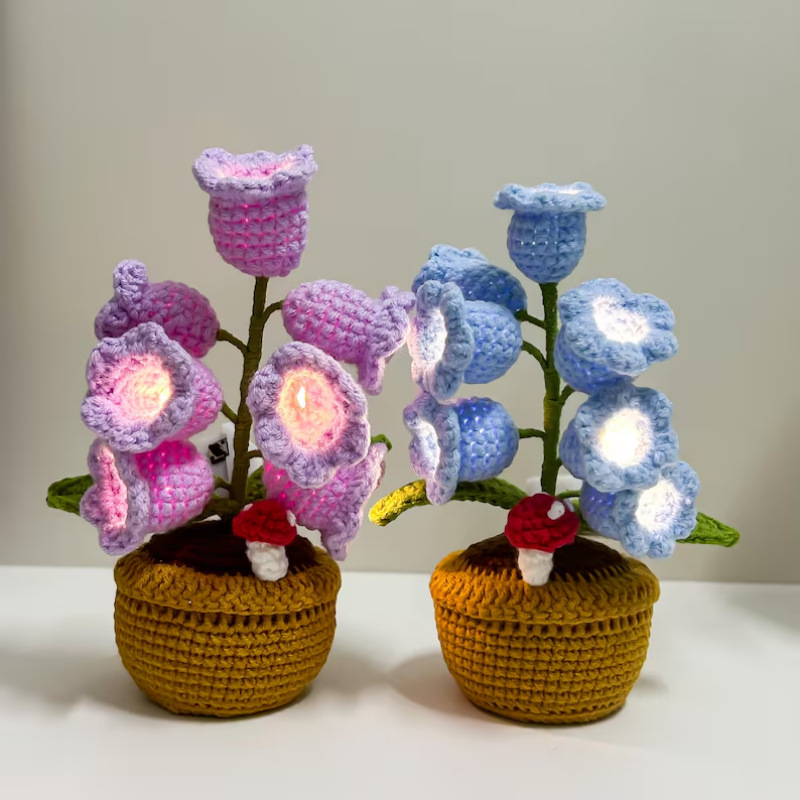 Gehäkeltes Maiglöckchen Mit Led-beleuchtung – Leuchtende Topfblume Aus Strickgarn Für Stimmungsvolles Wohnambiente - meinemondlampe