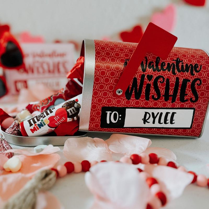 Personalisierte Valentinstags-geschenkbox Mit Umarmungen, Küssen Und Valentinsgrüßen