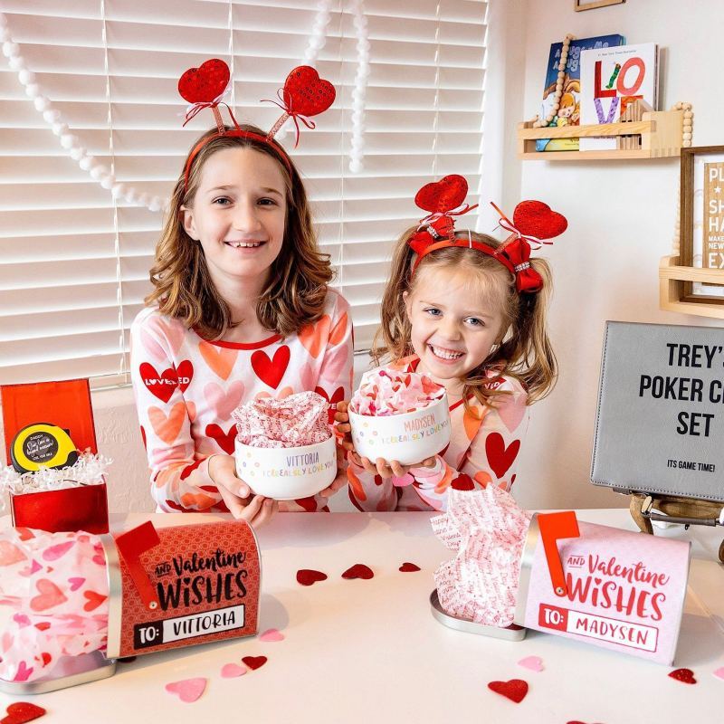 Personalisierte Valentinstags-geschenkbox Mit Umarmungen, Küssen Und Valentinsgrüßen