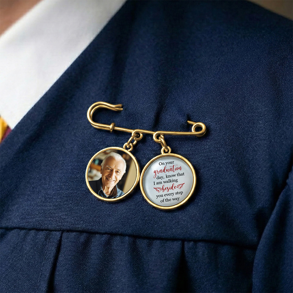Graduación A Tu Lado En Cada Paso: Pin De Solapa Personalizado Con Dije Para Foto - santacalcetines