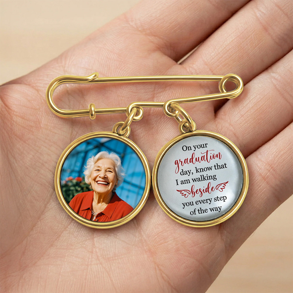 Graduación A Tu Lado En Cada Paso: Pin De Solapa Personalizado Con Dije Para Foto - santacalcetines
