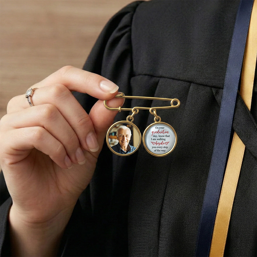 Graduación A Tu Lado En Cada Paso: Pin De Solapa Personalizado Con Dije Para Foto - santacalcetines