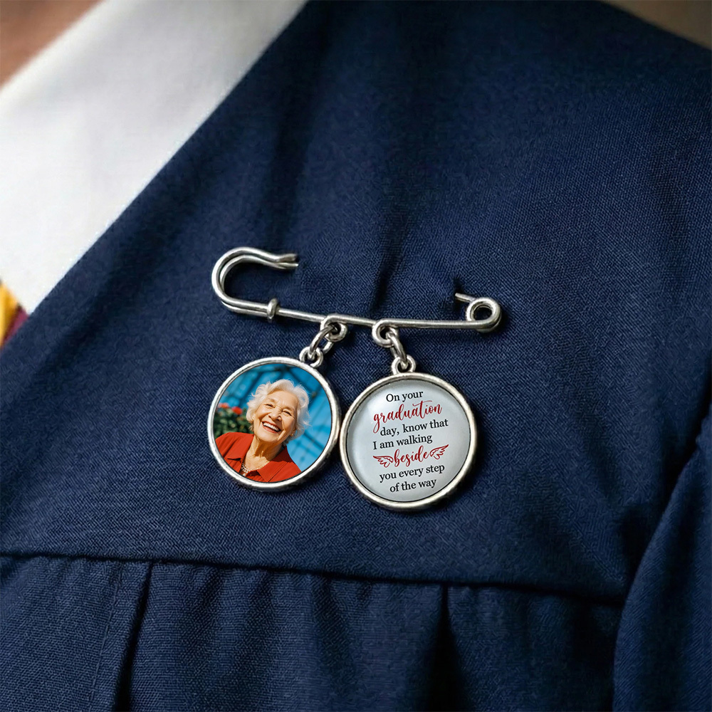 Graduación A Tu Lado En Cada Paso: Pin De Solapa Personalizado Con Dije Para Foto - santacalcetines