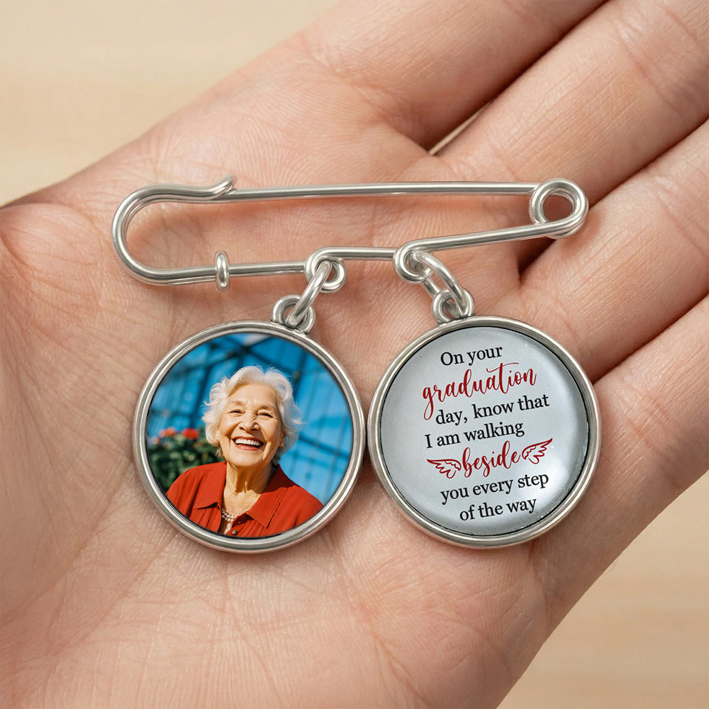 Graduación A Tu Lado En Cada Paso: Pin De Solapa Personalizado Con Dije Para Foto - santacalcetines