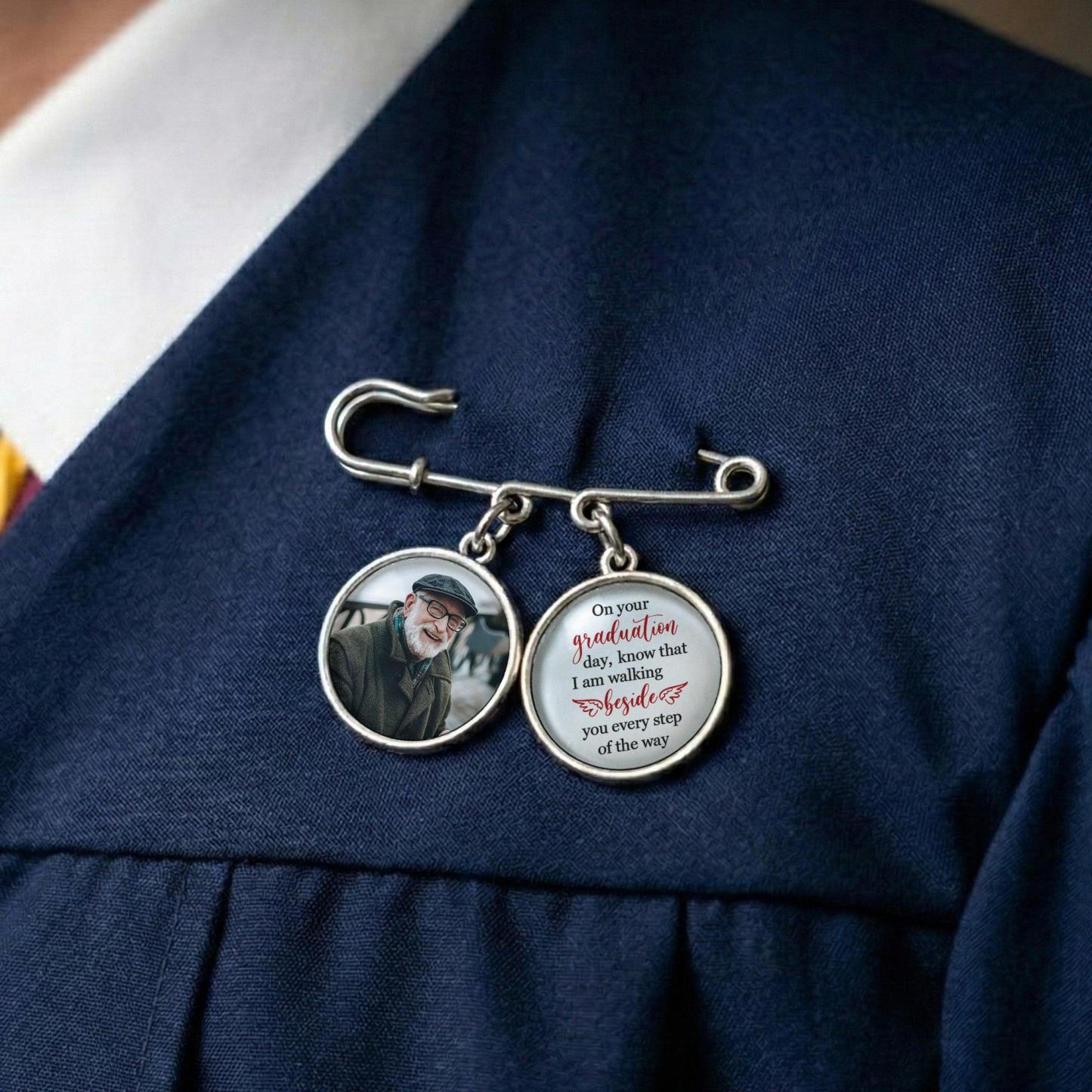 Graduación A Tu Lado En Cada Paso: Pin De Solapa Personalizado Con Dije Para Foto - santacalcetines