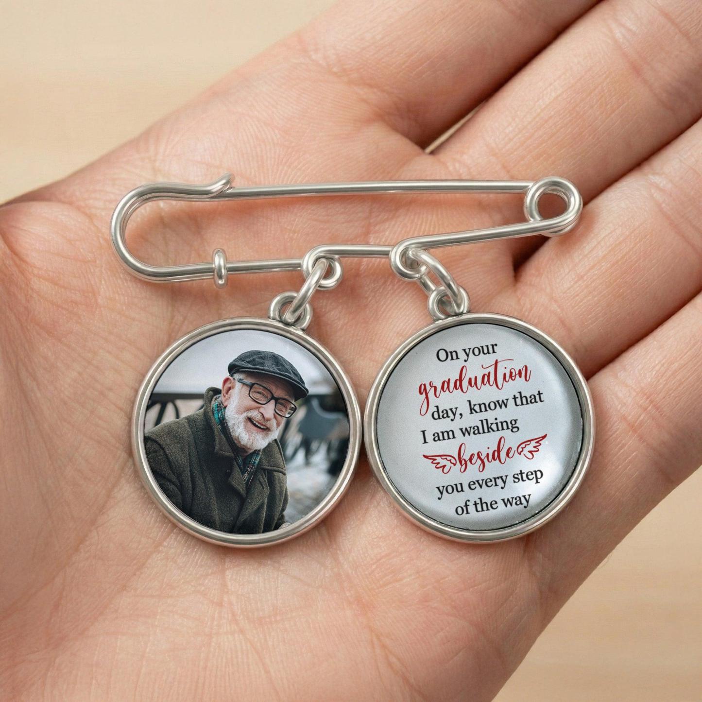 Graduación A Tu Lado En Cada Paso: Pin De Solapa Personalizado Con Dije Para Foto - santacalcetines