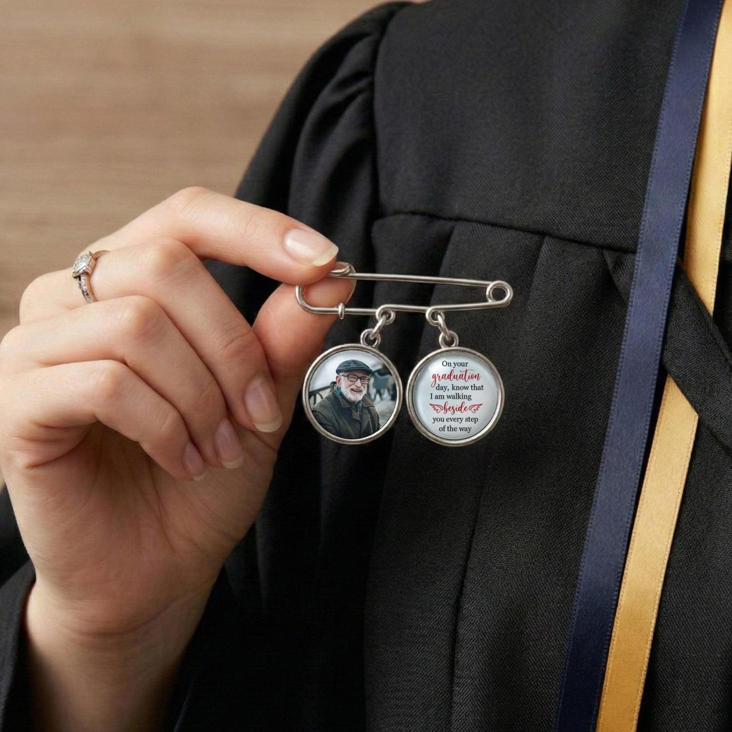 Graduación A Tu Lado En Cada Paso: Pin De Solapa Personalizado Con Dije Para Foto - santacalcetines