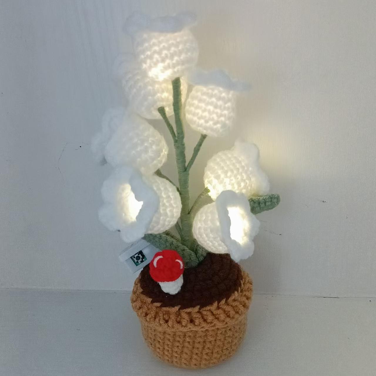 Lirio De Los Valles Tejido A Crochet Con Luz Led: Flor De Punto Luminosa En Maceta Para Decorar El Hogar. - santacalcetines