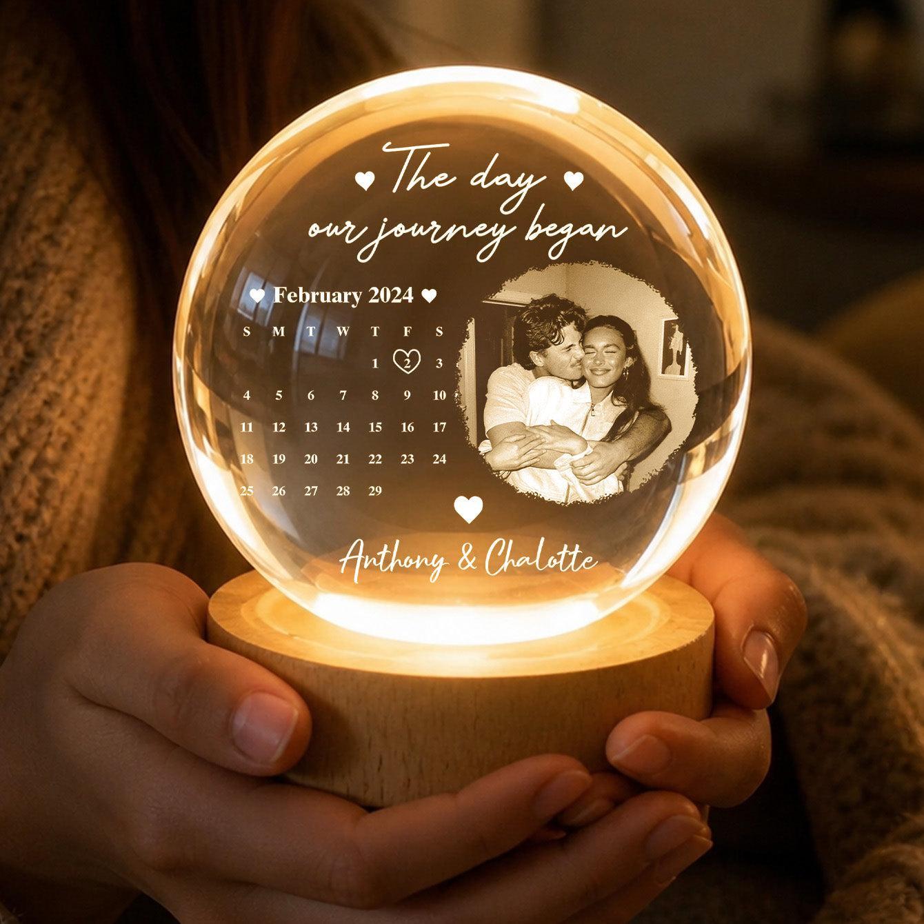 Foto Personalizzata Il Nostro Viaggio è Iniziato Luce Notturna Con Calendario - Luce Notturna LED Personalizzata Con Sfera Di Cristallo - Dolce Amore Per Coppia, Moglie, Marito - mymoonlampit