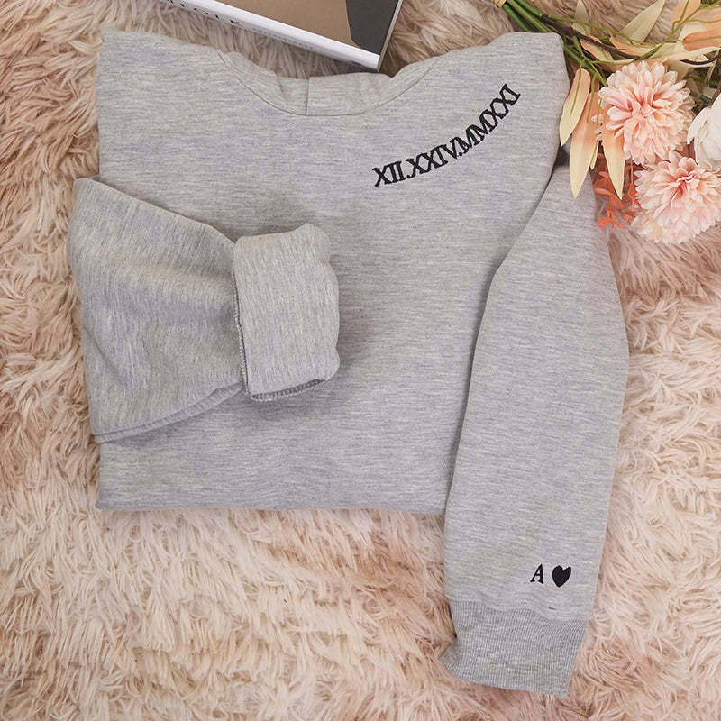Felpa Con Cappuccio Personalizzata Con Numeri Romani Ricamati Per San Valentino - mymoonlampit
