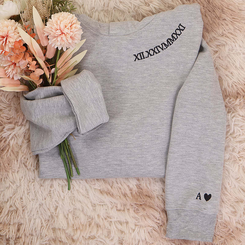 Felpa Con Cappuccio Personalizzata Con Numeri Romani Ricamati Per San Valentino - mymoonlampit