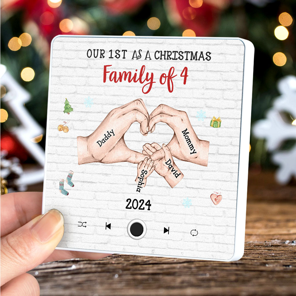Benutzerdefinierter Kühlschrankmagnet Mit Zeichentrickfigur Und Name, Benutzerdefinierter Albummusik-kühlschrankmagnet, Unser Erster Als Weihnachtsfamilie - FotoSocken