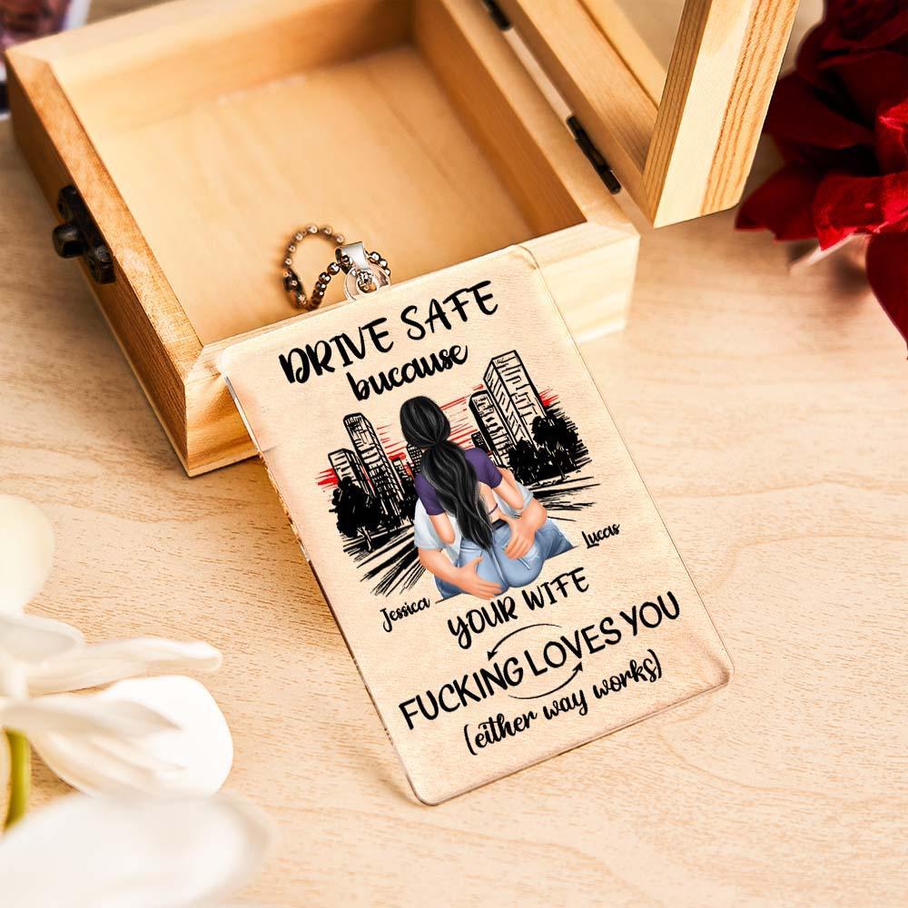 Personalisiertes Rückspiegel-zubehör. Fahren Sie Sicher, Weil Ihre Frau Sie Verdammt Liebt - FotoSocken