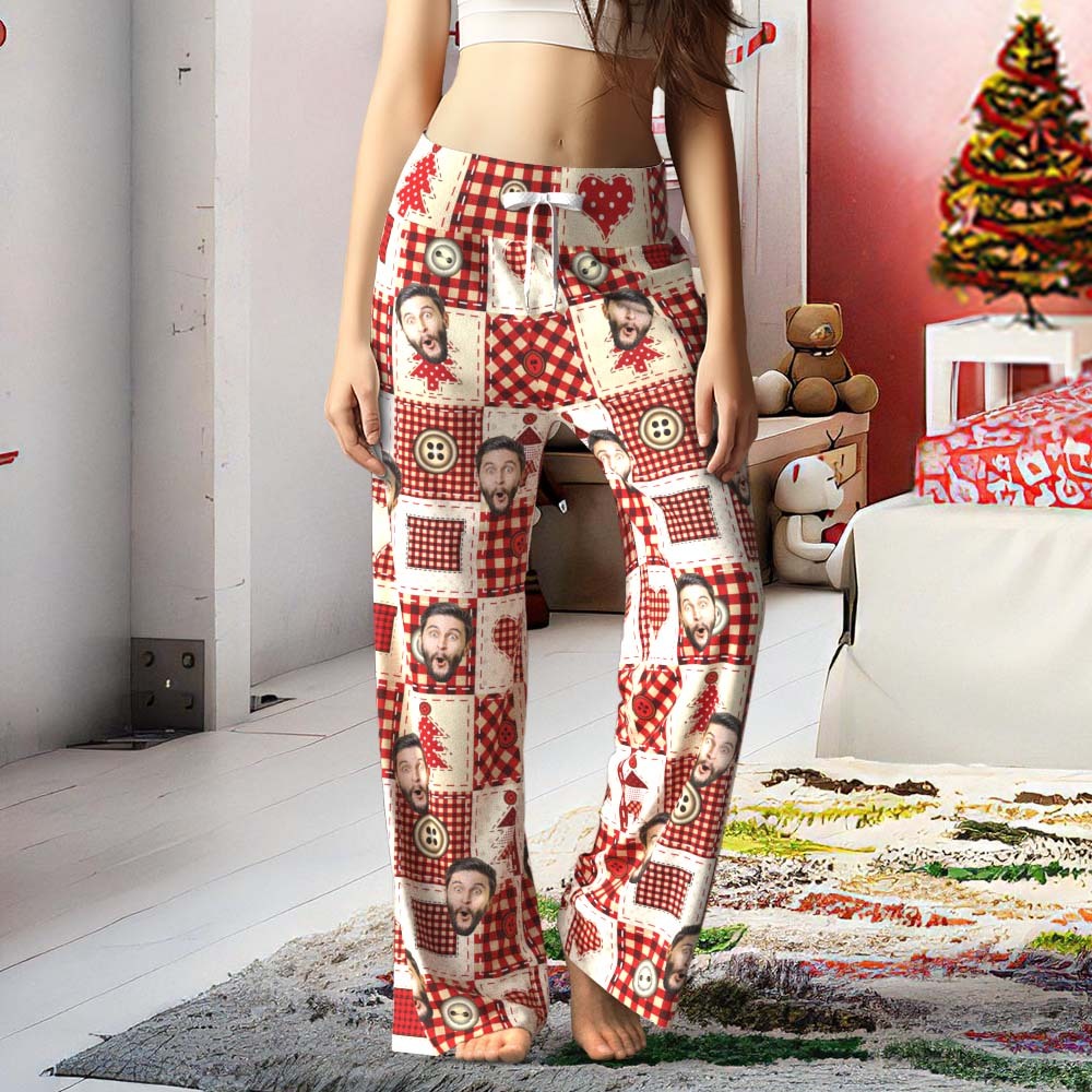 Benutzerdefinierte Gesichtshose Für Damen, Lockere Pyjamahose Mit Weitem Bein, Weihnachts-pyjama Mit Rotem Karomuster. Frohe Weihnachten - 