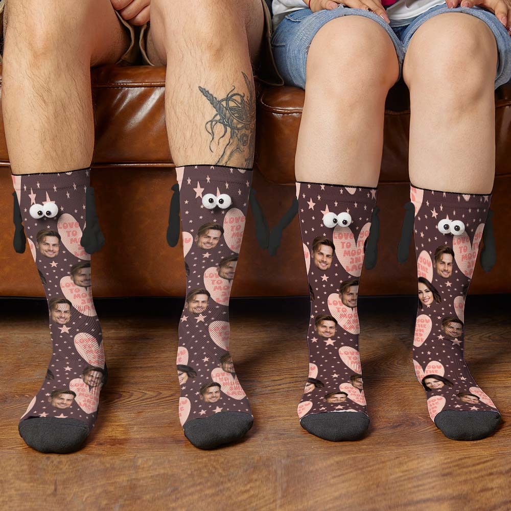 Benutzerdefinierte Gesichtssocken, Lustige Puppen-mid-tube-socken, Magnetische Hände Haltende Socken, Love You To The Moon And Back, Valentinstagsgeschenke - 