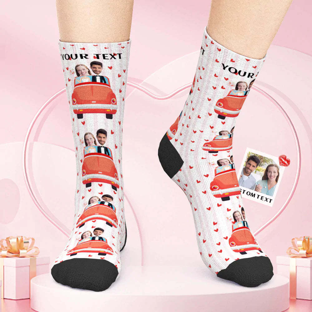 Benutzerdefinierte Gesichtssocken Braut &amp; Bräutigam Im Roten Auto - Paar Gesichtssocken Valentinstagsgeschenk - 