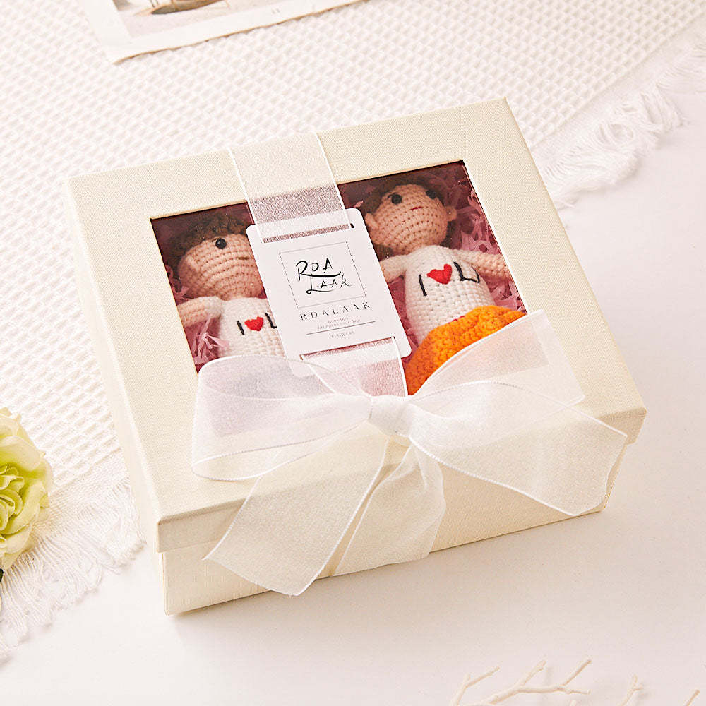 Weiße Geschenkbox Für Häkelpuppen -