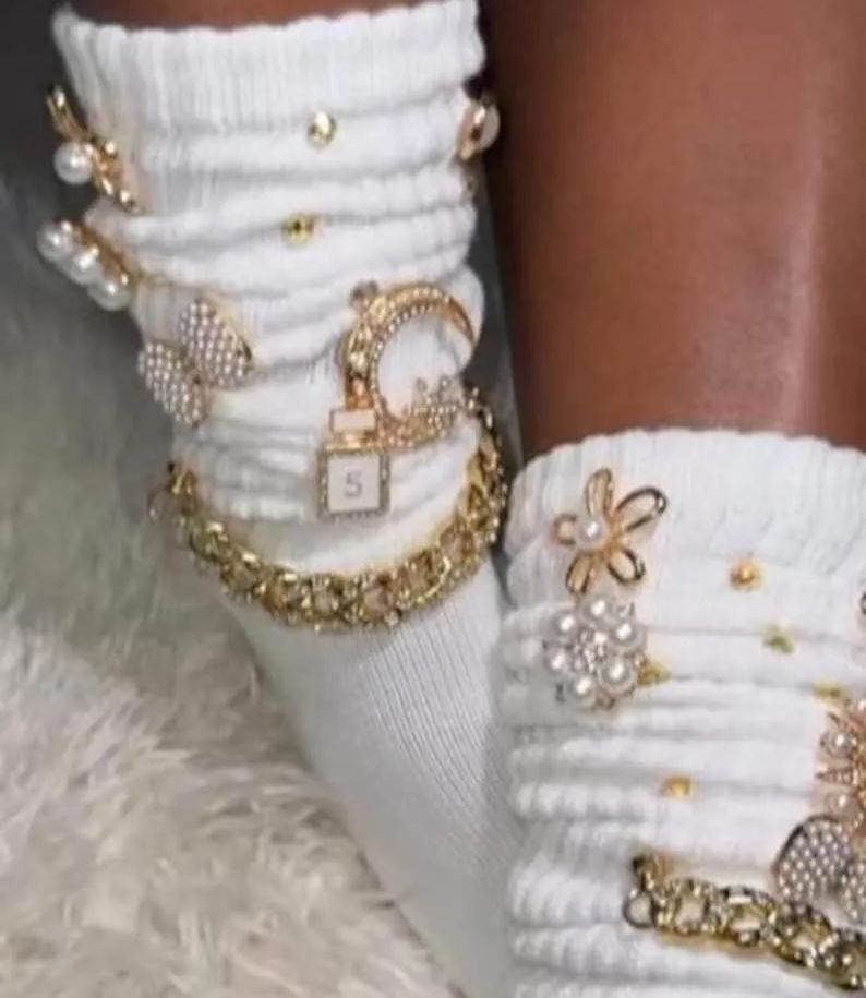 Slouch-socke Mit Anhängern. Jedes Paar Ist Frei Gestaltbar. Machen Sie Ihre Eigenen Diy-junk-socken & Broschen-anstecknadeln, Die Im Trend Liegen - FotoSocken